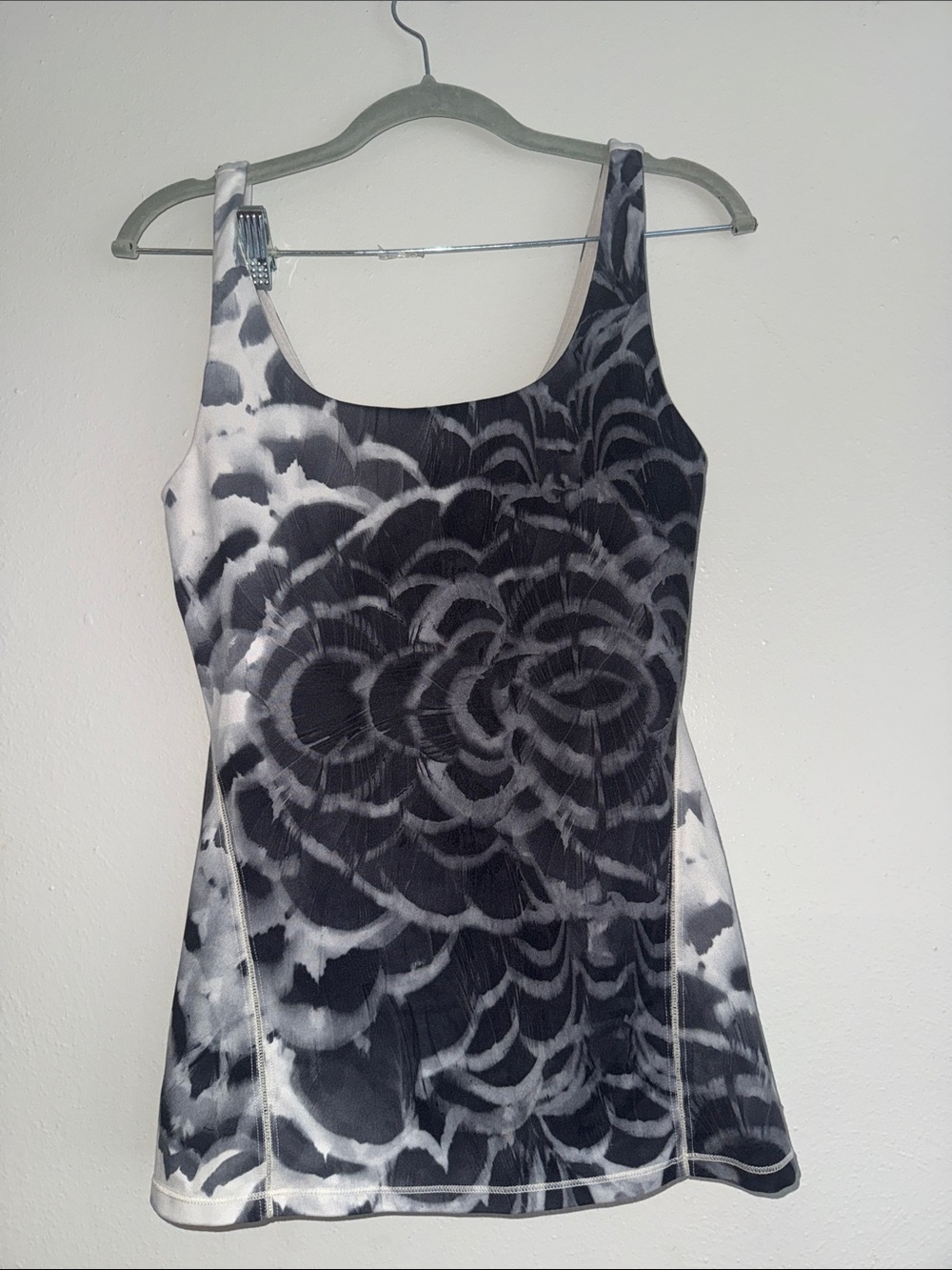 Lululemon athletic Black & White Patterned Tank Top size 8